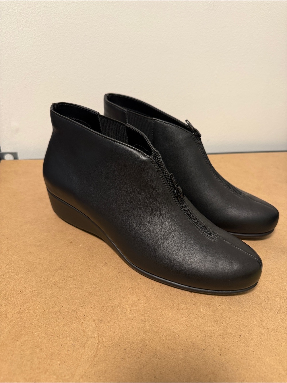 Women's AEROSOLES Allowance Ankle Boot Black Front-Zip Ankle Wedge Shoes, size 8